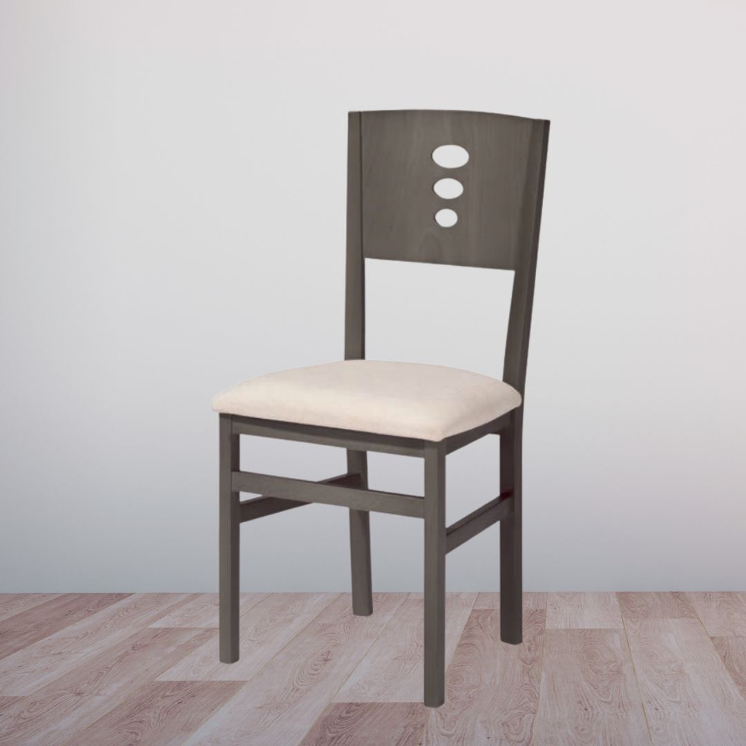 Silla con respaldo de madera y detalles de óvalos